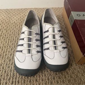 Privo women’s slip on size 9.5